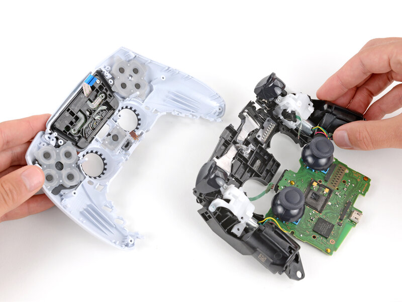 Açılmış PlayStation 5 DualSense kolunun iç kartı ve analog modülleri