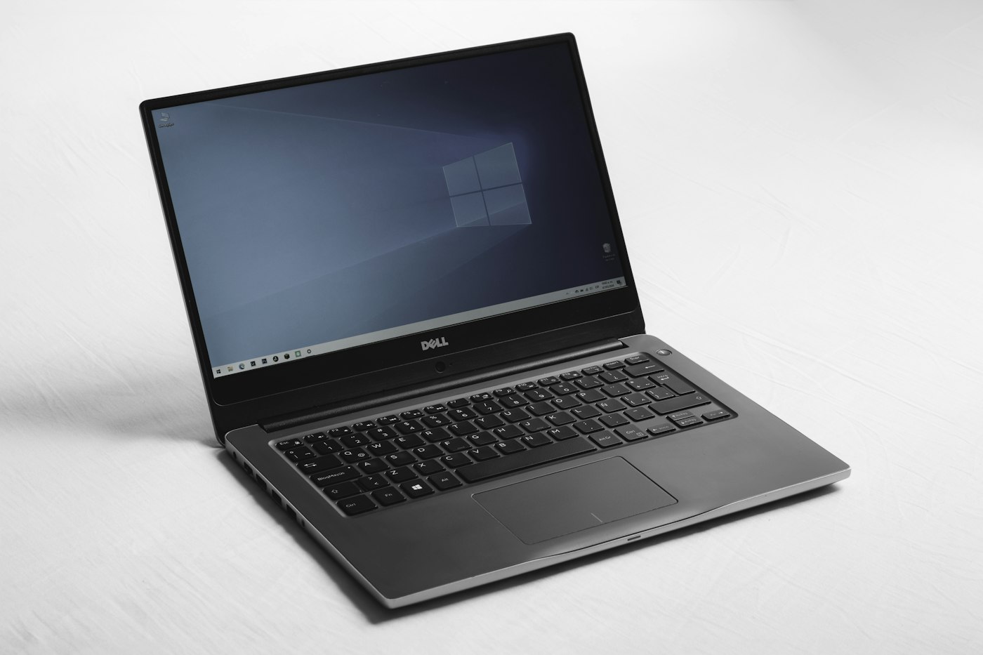 Sağlıklı modern Dell laptop — düz kasa örneği