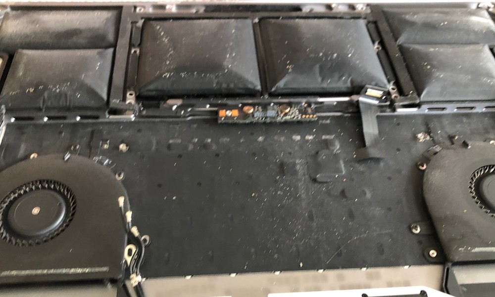 Açık laptop içinde şişmiş lityum batarya hücreleri